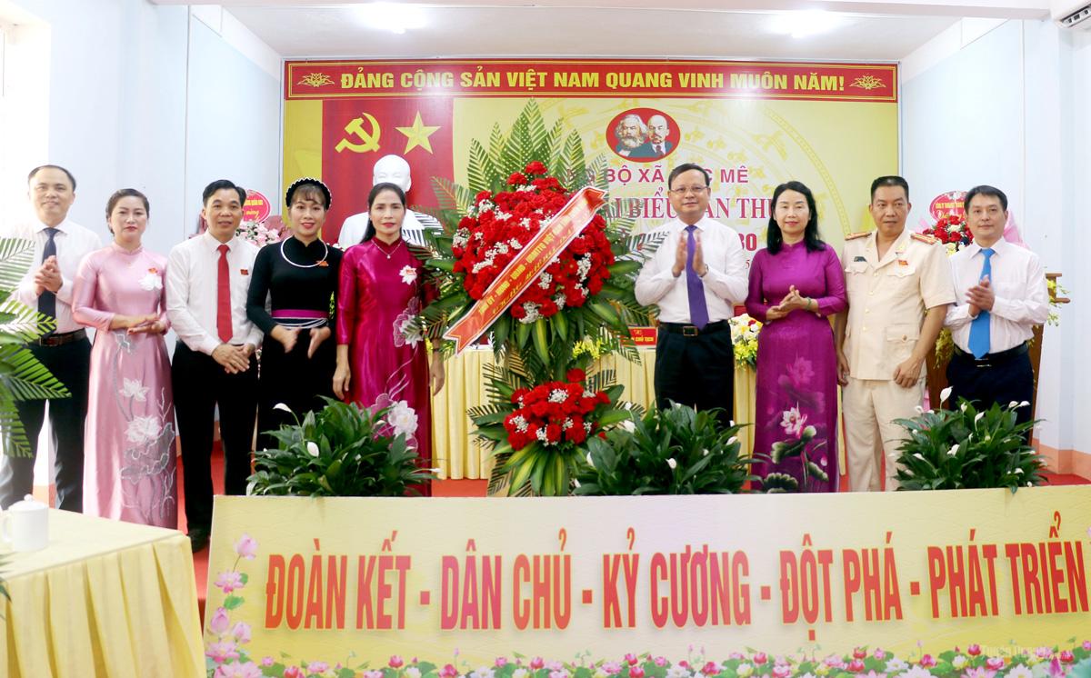 Phó Chủ tịch Thường trực UBND tỉnh Nguyễn Mạnh Tuấn tặng hoa chúc mừng Đại hội. Ảnh: Hoàng Tuyến