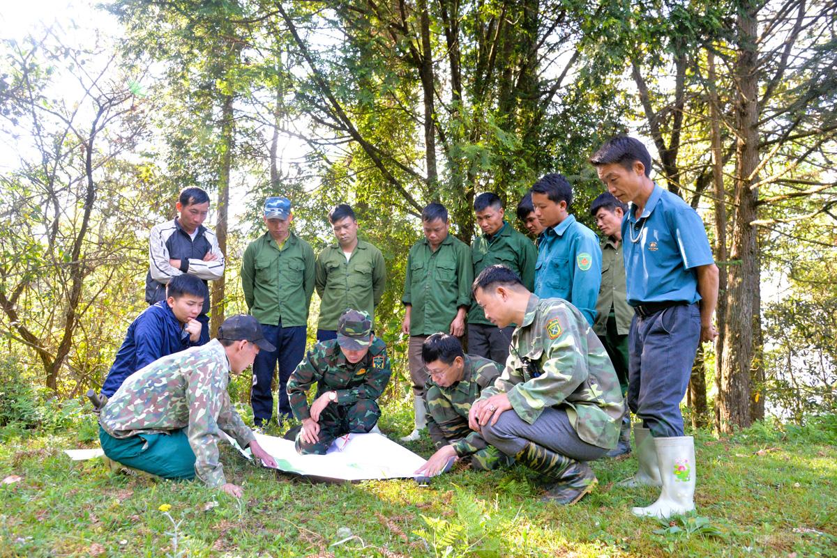 Members of the Tay Con Linh forest patrol carefully plan their route, starting from a guard post at 1,830 meters in Lao Chai commune.
