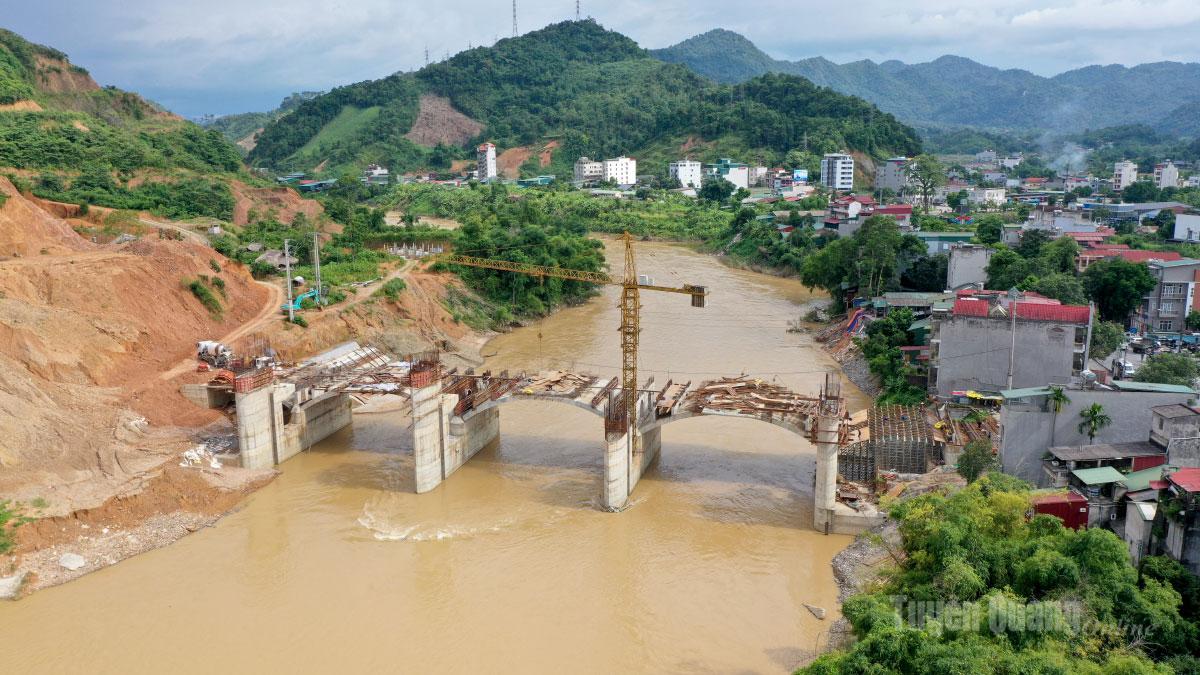 The Water Regulation Dam project in Ha Giang 1 Ward has a total adjusted investment of 330.29 billion VND. The project includes a water-raising dam with flat gates operated by hydraulic cylinders, a reservoir with a capacity of 2.2 million cubic meters stretching 5.9 km, and a four-lane bridge integrated into the dam body, 122.5 m long and 18 m wide, connecting National Highway 2 with the southern ring road. This multipurpose project will ensure a stable water supply, improve the environment, and open up tourism potential for Tuyen Quang.