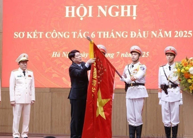 State President Luong Cuong presents the third-class Labour Order to the Ministry of Public Security (2025). (Photo: VNA)