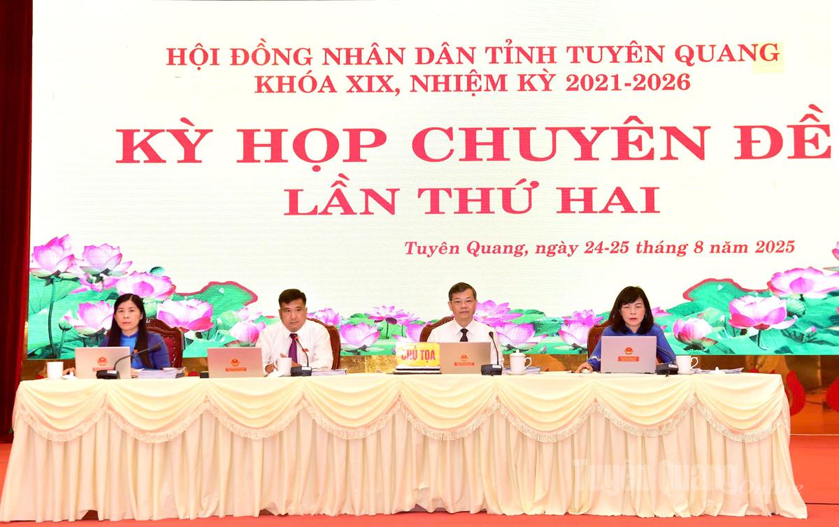 Các đồng chí Thường trực HĐND tỉnh chủ trì kỳ họp.