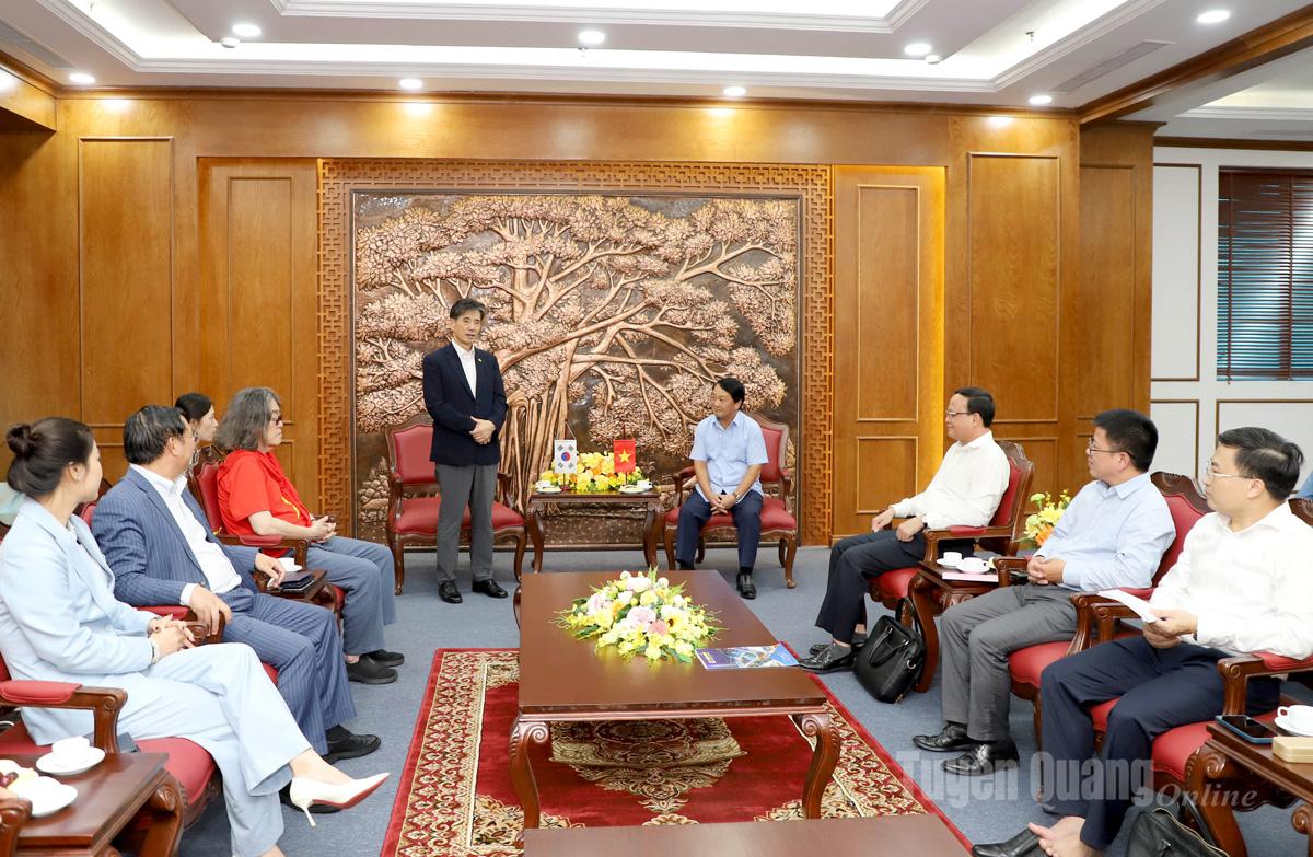 Ông Kwon Sung Taek, Chủ tịch Hiệp hội Kinh tế và Văn hóa Hàn – Việt phát biểu tại buổi làm việc.