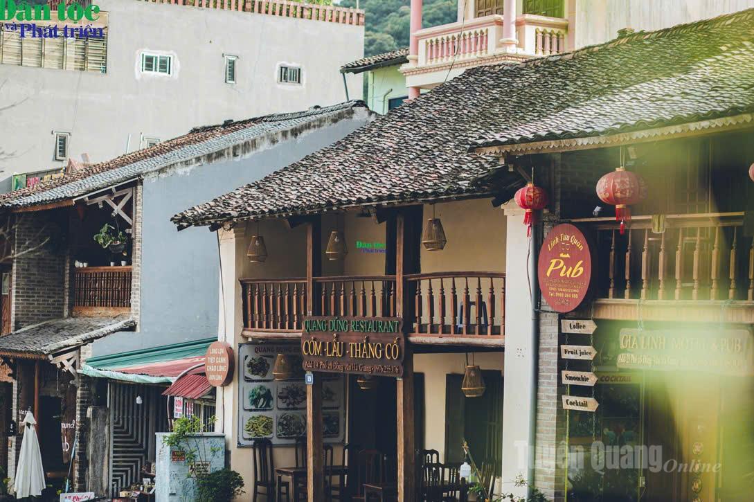 Một số ngôi nhà cổ với mái ngói âm dương.