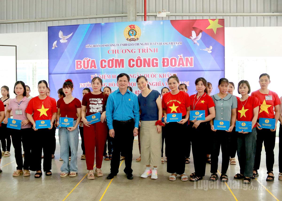 Đồng chí Triệu Tài Phong, Uỷ viên Ban Chấp hành Đảng bộ tỉnh, Phó Chủ tịch Uỷ ban Mặt trận Tổ quốc tỉnh, Chủ tịch Liên đoàn Lao động tỉnh trao quà cho công nhân có hoàn cảnh khó khăn.