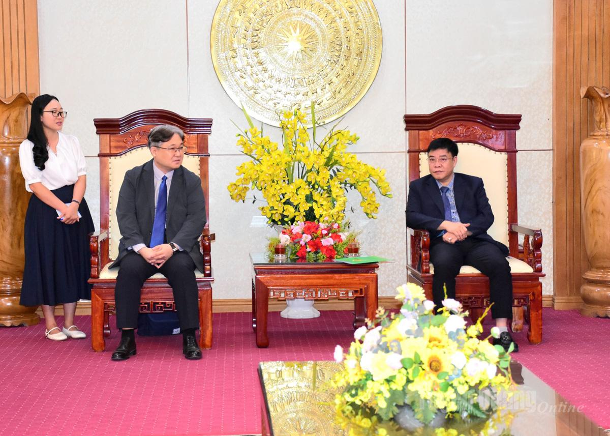 Comrade Hoang Gia Long, member of the Provincial Party Standing Committee, Vice Chairman of the Provincial People’s Committee, receives Mr. Park Dong Chul, Chief Representative of Good Neighbors International (GNI) in Vietnam.