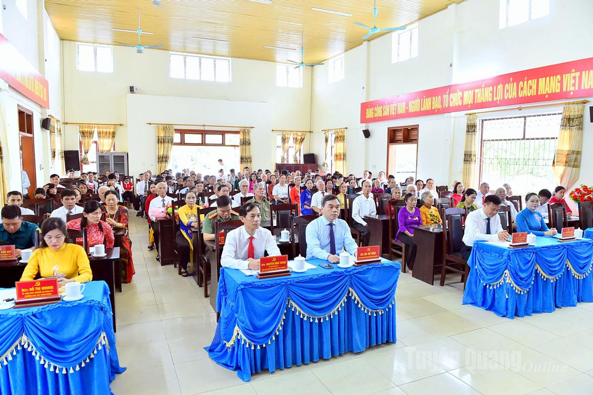 Đồng chí Ma Thế Hồng, Phó Bí thư Tỉnh ủy, Chủ tịch Ủy ban MTTQ tỉnh và các đại biểu tại Lễ trao huy hiệu Đảng phường An Tường.