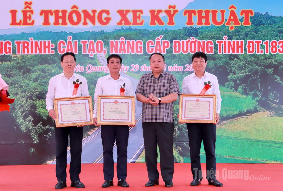 Chủ tịch UBND tỉnh Phan Huy Ngọc tặng Bằng khen cho các tập thể, cá nhân có thành tích trong triển khai Dự án nâng cấp, cải tạo đường tỉnh 183.