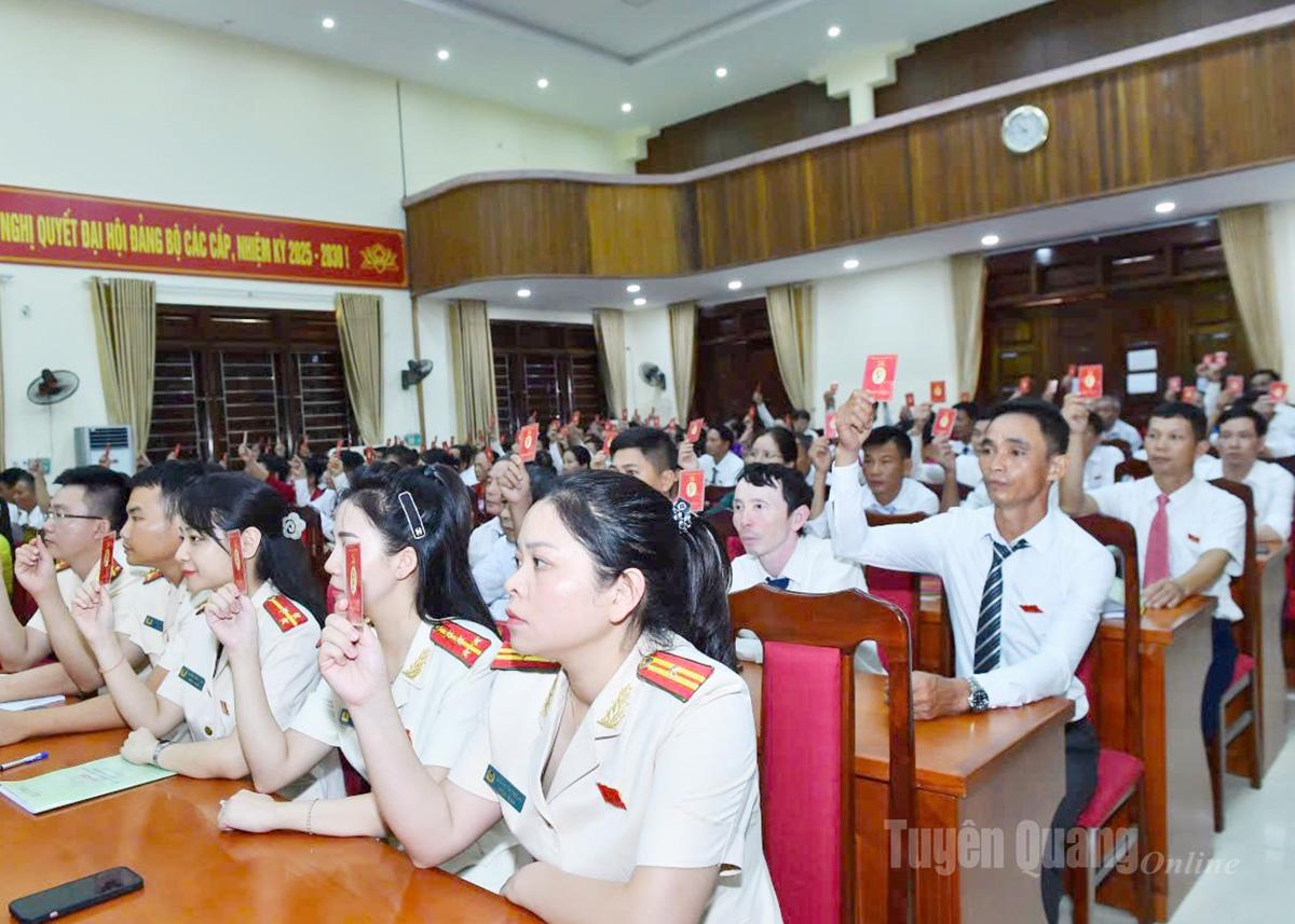 Đại biểu biểu quyết thông qua Nghị quyết Đại hội Đảng bộ phường Minh Xuân.