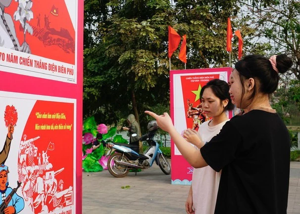 Triển lãm tranh cổ động tấm lớn về Điện Biên Phủ tại Phú Thọ. (Ảnh: NDĐT)