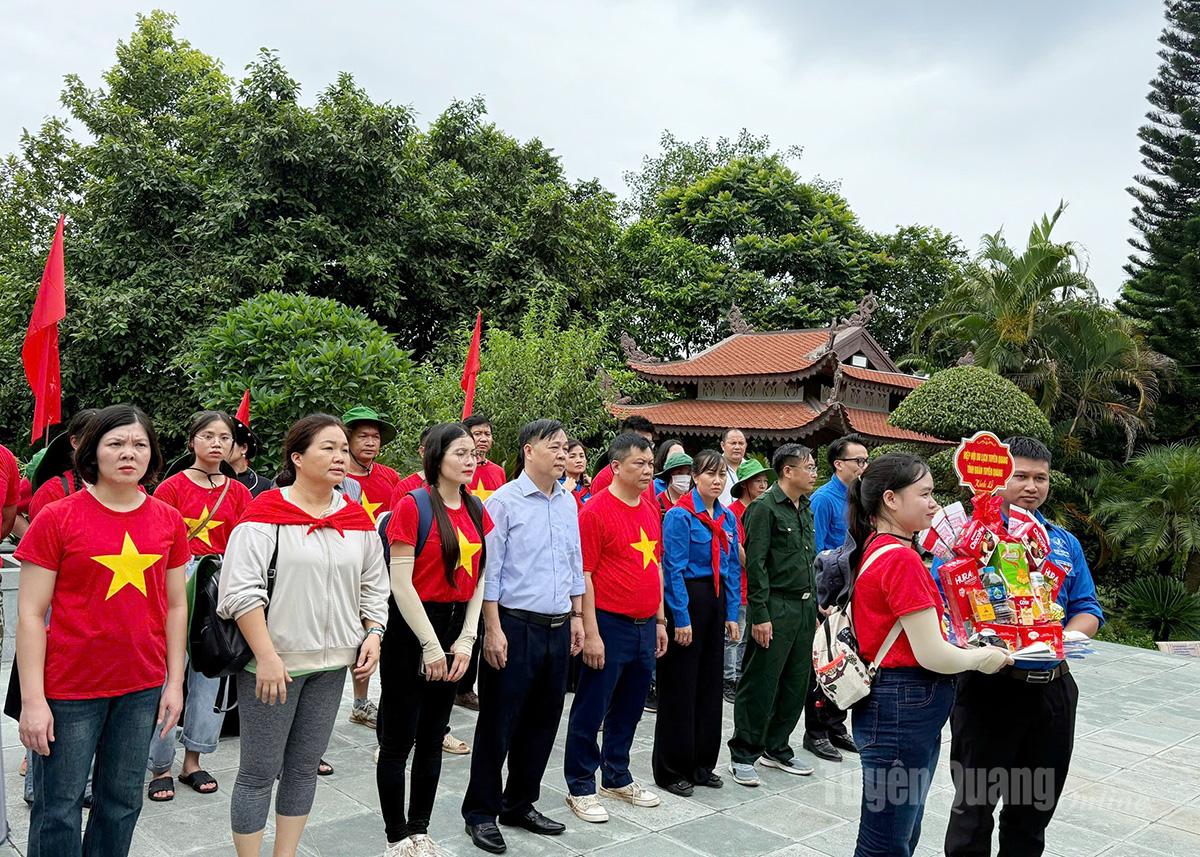 Đoàn dâng hương tại Khu di tích quốc gia đặc biệt ATK Định Hoá, tỉnh Thái Nguyên.