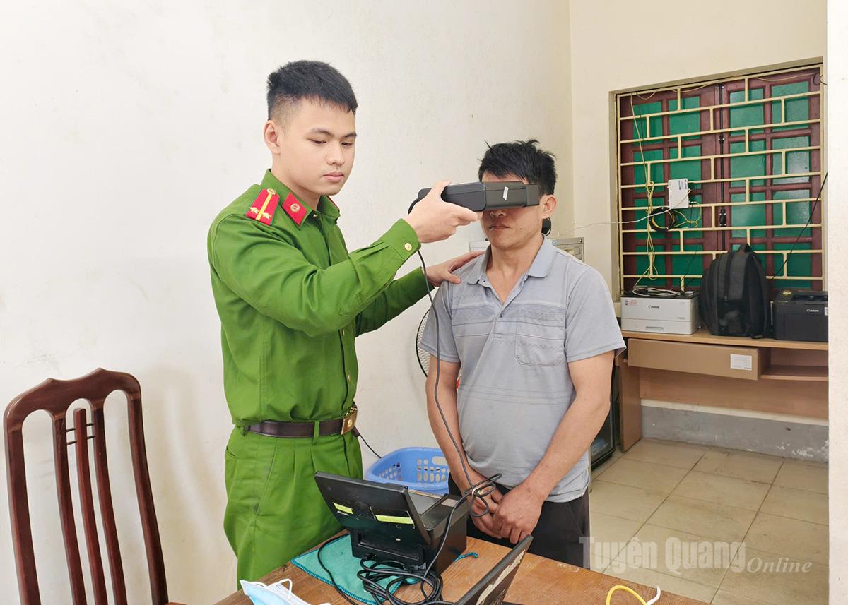 From July 16 until the end of August, provincial police units extended working hours, including weekends, to serve residents. In the photo, Quan Ba police officers issue ID cards to citizens.
