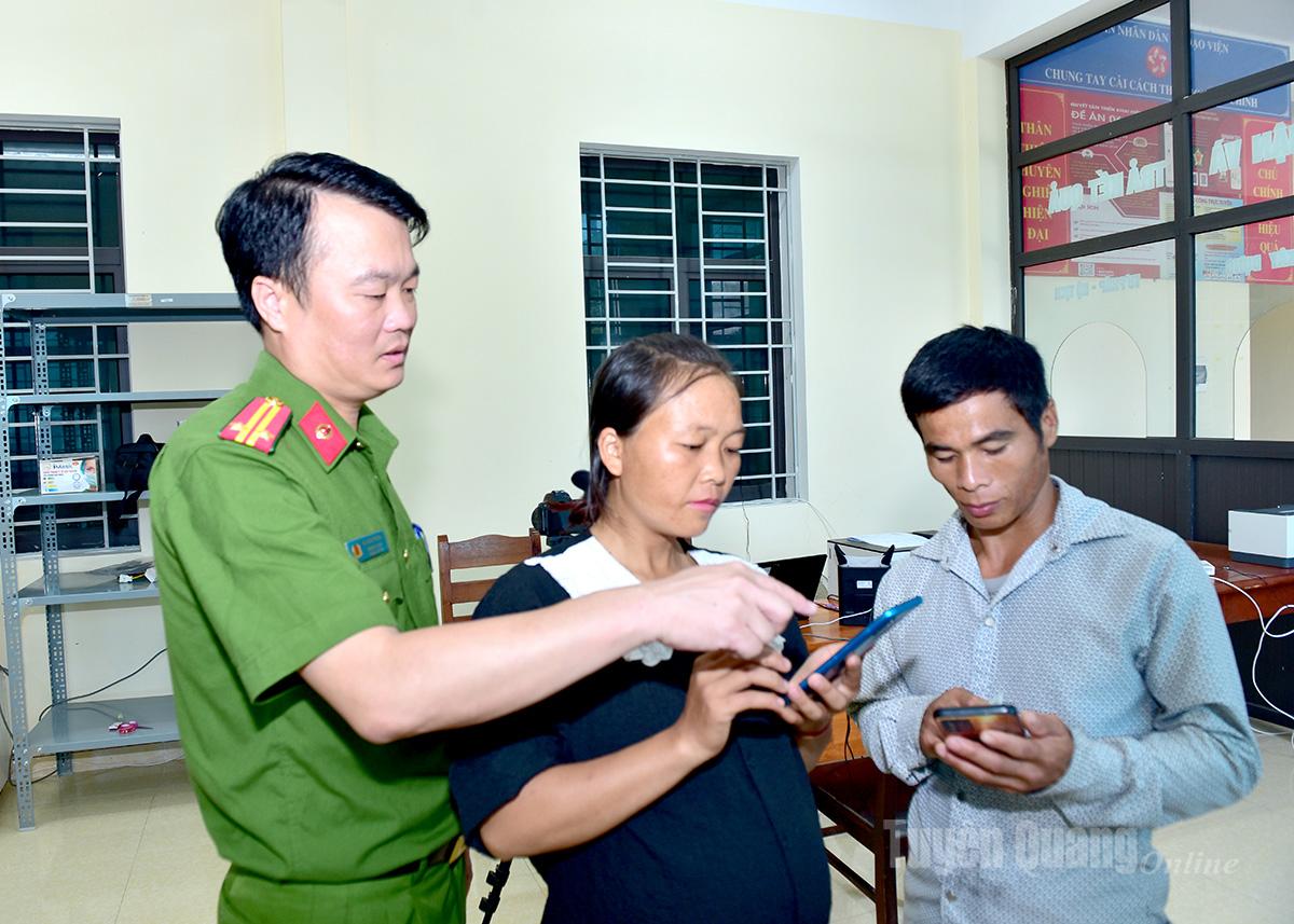 Police guide residents on using their VNeID accounts.