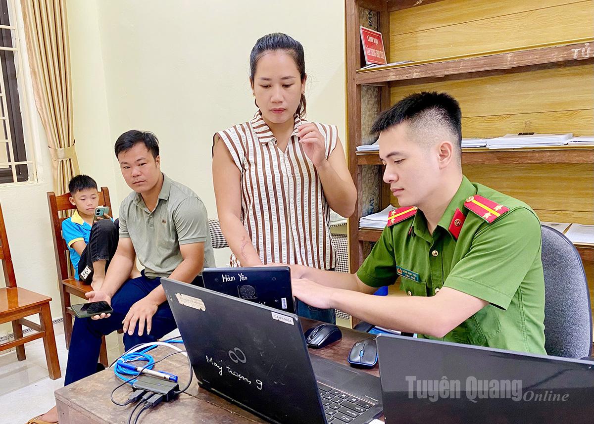 Police in Bach Xa Commune receive applications for ID card issuance.