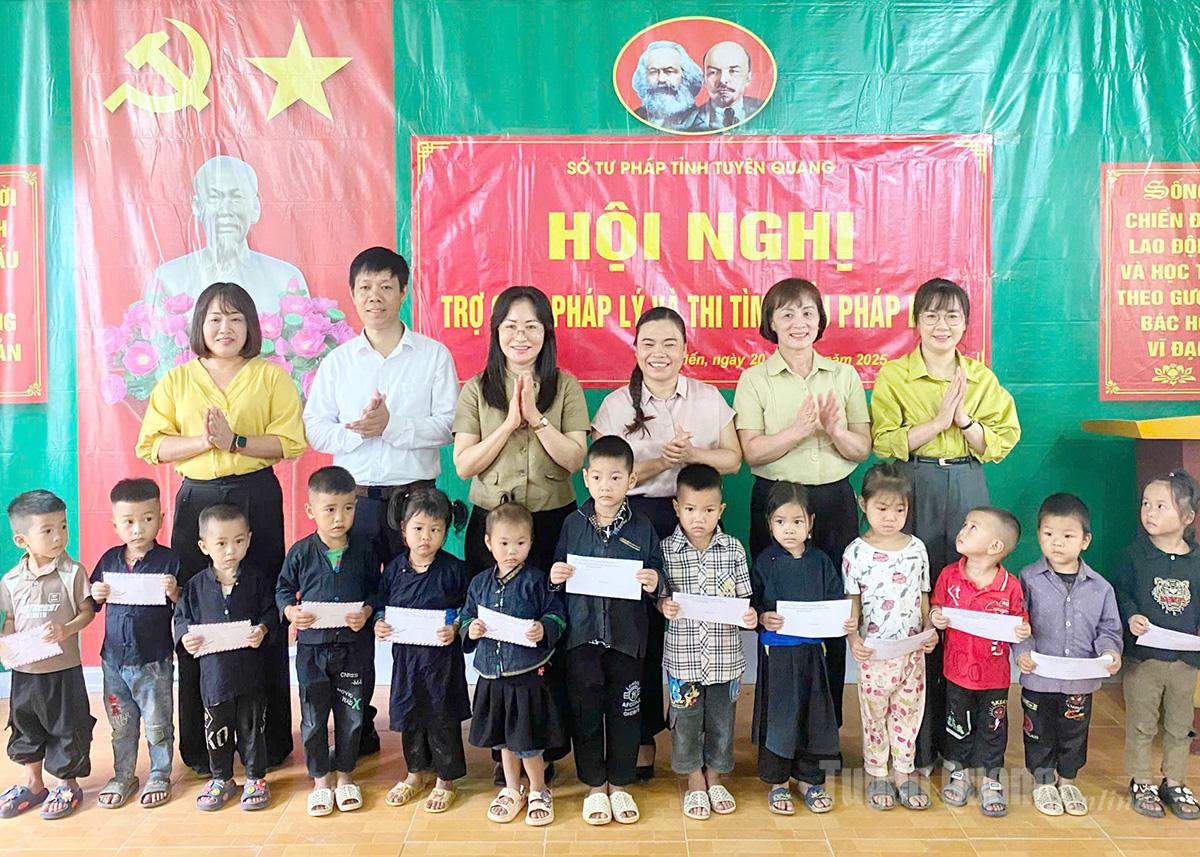 Sở Tư pháp tặng quà cho trẻ em có hoàn cảnh khó khăn.