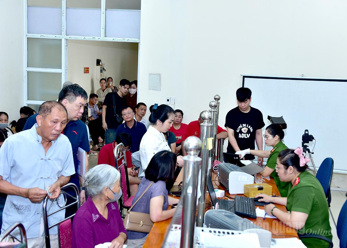 The establishment of 37 service points for ID card and VNeID issuance reduces travel time and costs, particularly for residents in remote areas.