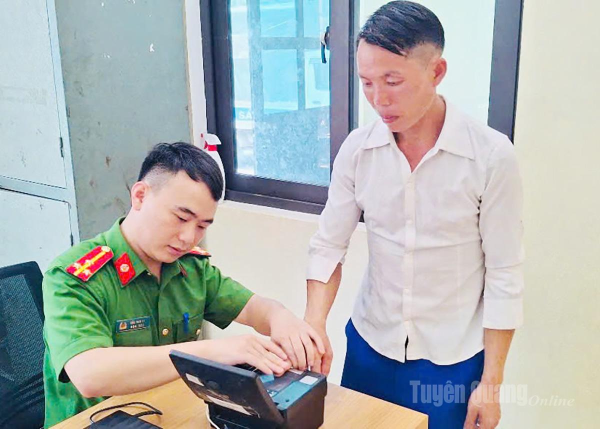 Duong Thuong Commune police issue ID cards.
