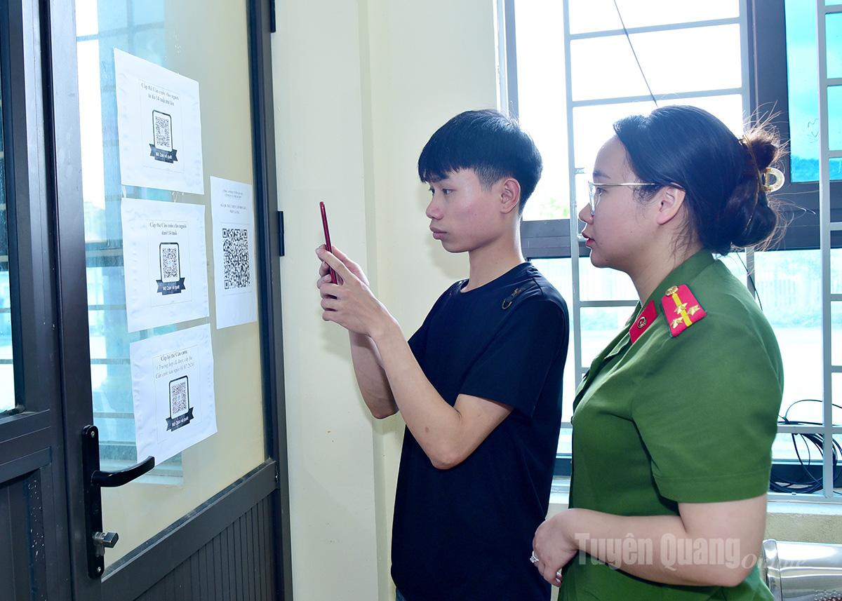 At each service point, residents can use their smartphones to scan QR codes and submit applications online.