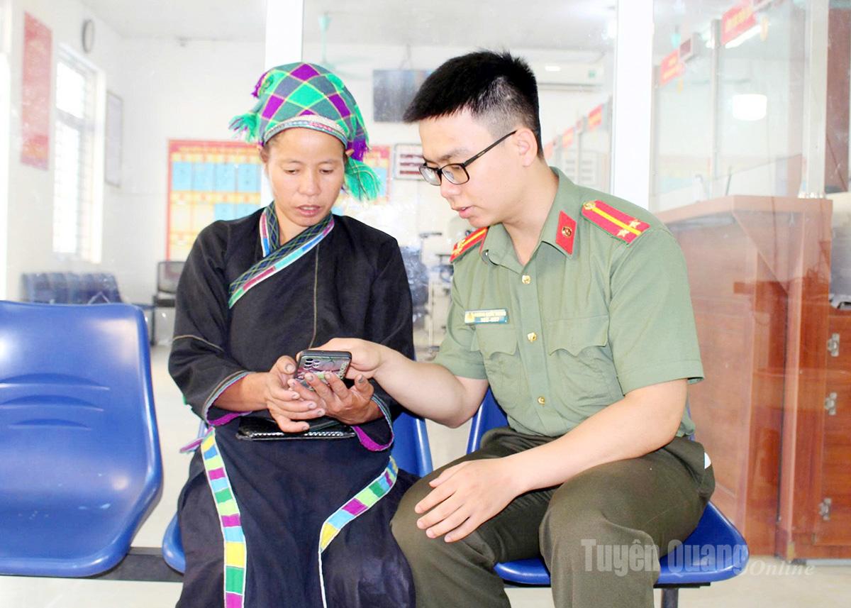 Residents activate level-2 VNeID accounts and receive guidance from Hoang Su Phi police on how to use the app’s features.
