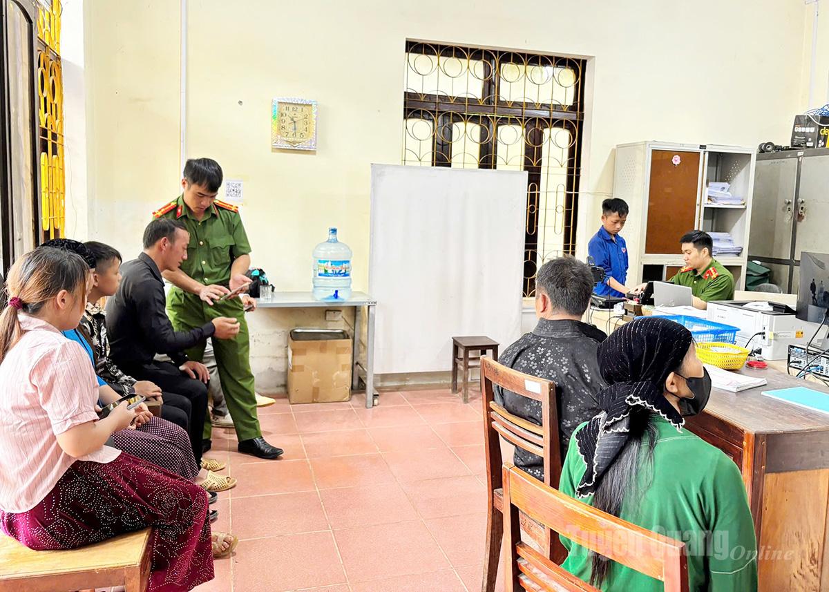 Like other units in the province, Yen Minh commune police extend working hours and operate on weekends to serve residents with administrative procedures.