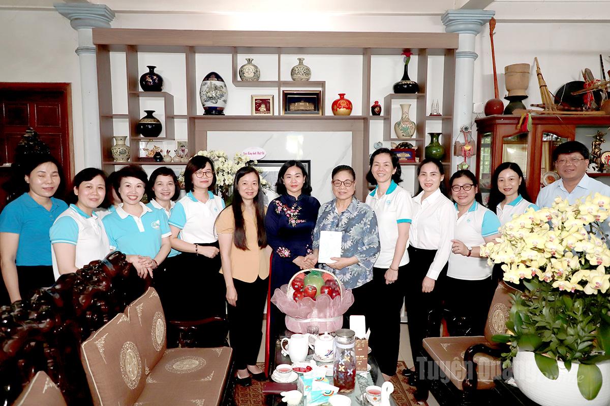 Phó Chủ tịch Ủy ban Trung ương MTTQ Việt Nam, Chủ tịch Hội LHPN Việt Nam Nguyễn Thị Tuyến cùng đoàn công tác tặng quà đồng chí Hà Thị Khiết.