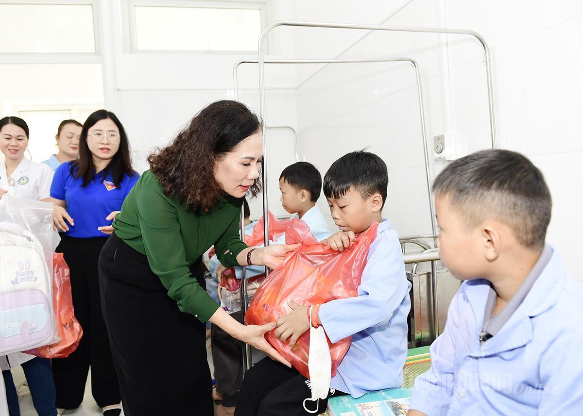 Đồng chí Ngô Thị Thu Hà, Phó Tổng Biên tập Báo và phát thanh, truyền hình Tuyên Quang trao quà cho các bệnh nhân nhi mắc bệnh tan máu bẩm sinh tại Bệnh viện Đa khoa Khu vực Chiêm Hóa.