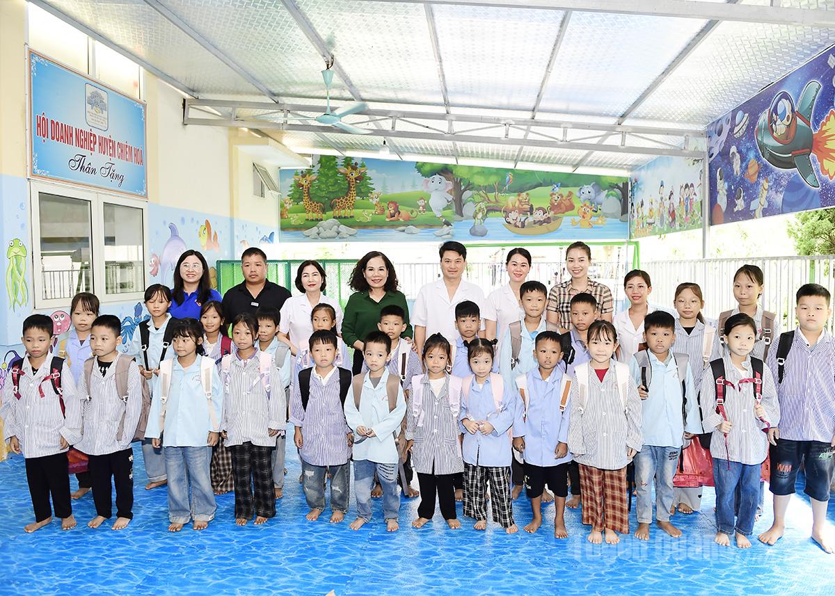
3. Lãnh đạo Báo và phát thanh, truyền hình Tuyên Quang và nhà hảo tâm tặng quà cho bệnh nhân nhi mắc bệnh tan máu bẩm sinh đang điều trị tại Bệnh viện Đa khoa Khu vực Chiêm Hóa.