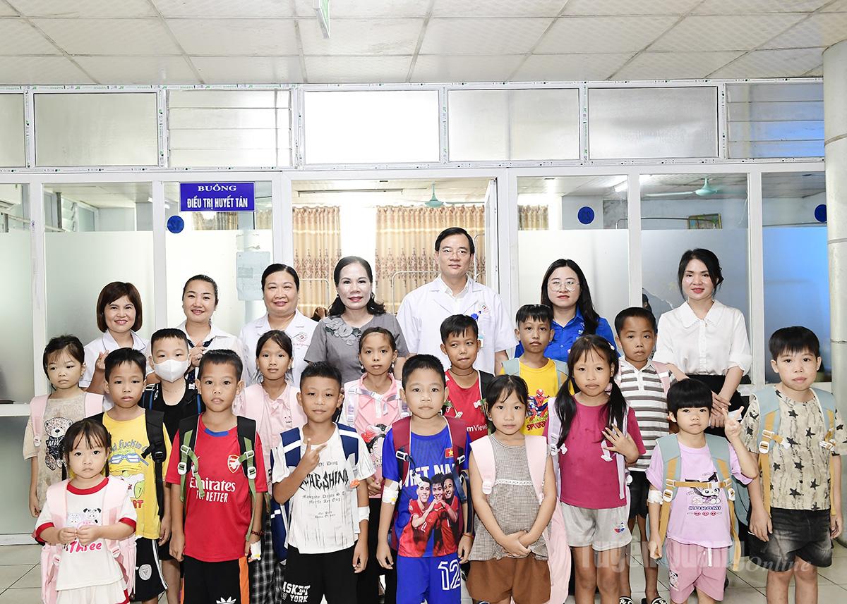 Lãnh đạo Báo và phát thanh, truyền hình Tuyên Quang, Bệnh viện Đa khoa tỉnh Tuyên Quang, Chi đoàn Báo và phát thanh, truyền hình Tuyên Quang chụp ảnh cùng bệnh nhân nhi mắc bệnh tan máu bẩm sinh đang điều trị tại Bệnh viện Đa khoa tỉnh.

