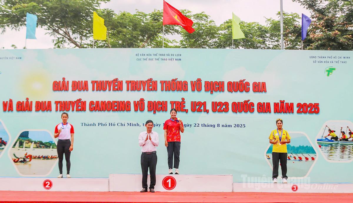 Vận động viên Ma Thị Thuỳ, giành Huy chương Vàng nội dung thuyền C1, cự ly 500m tại giải.