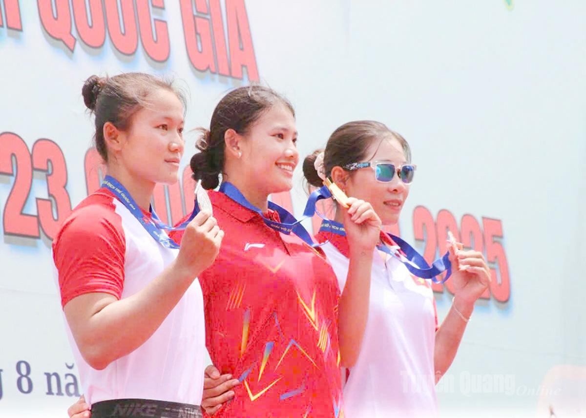 Vận động viên Ma Thị Thuỳ (đứng giữa), giành Huy chương Vàng nội dung thuyền C1, cự ly 200m tại giải.