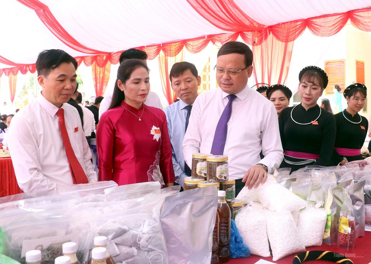 Đồng chí Nguyễn Mạnh Tuấn, Ủy viên Ban Thường vụ Tỉnh ủy, Phó Chủ tịch Thường trực UBND tỉnh thăm các gian hàng trưng bày nông sản địa phương. Ảnh: Hoàng Tuyến