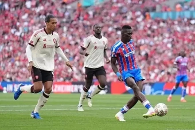 Ismaila Sarr vượt qua Van Dijk, ghi bàn gỡ hòa 2-2.