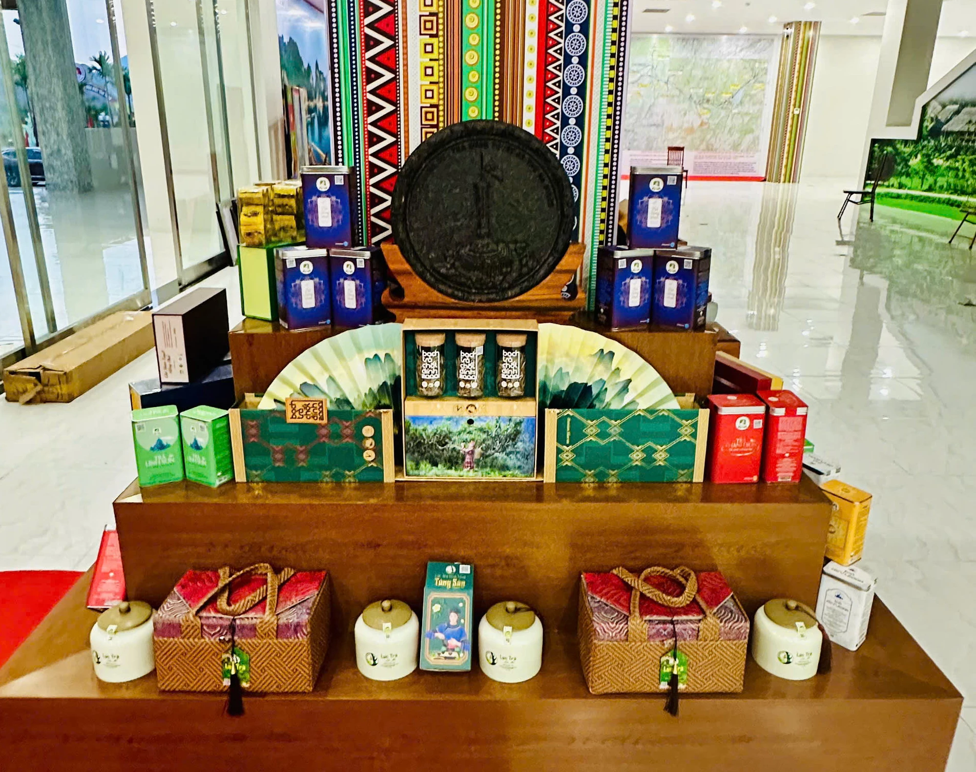 Không gian thưởng trà và trưng bày các sản phẩm chè đặc trưng của Tuyên Quang.