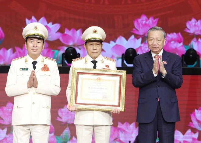 Party General Secretary To Lam awards the Gold Star Order to the People’s Public Security Force. (Photo: VNA)