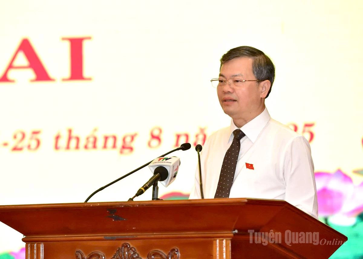 Chủ tịch HĐND tỉnh Nguyễn Văn Sơn phát biểu tại kỳ họp.