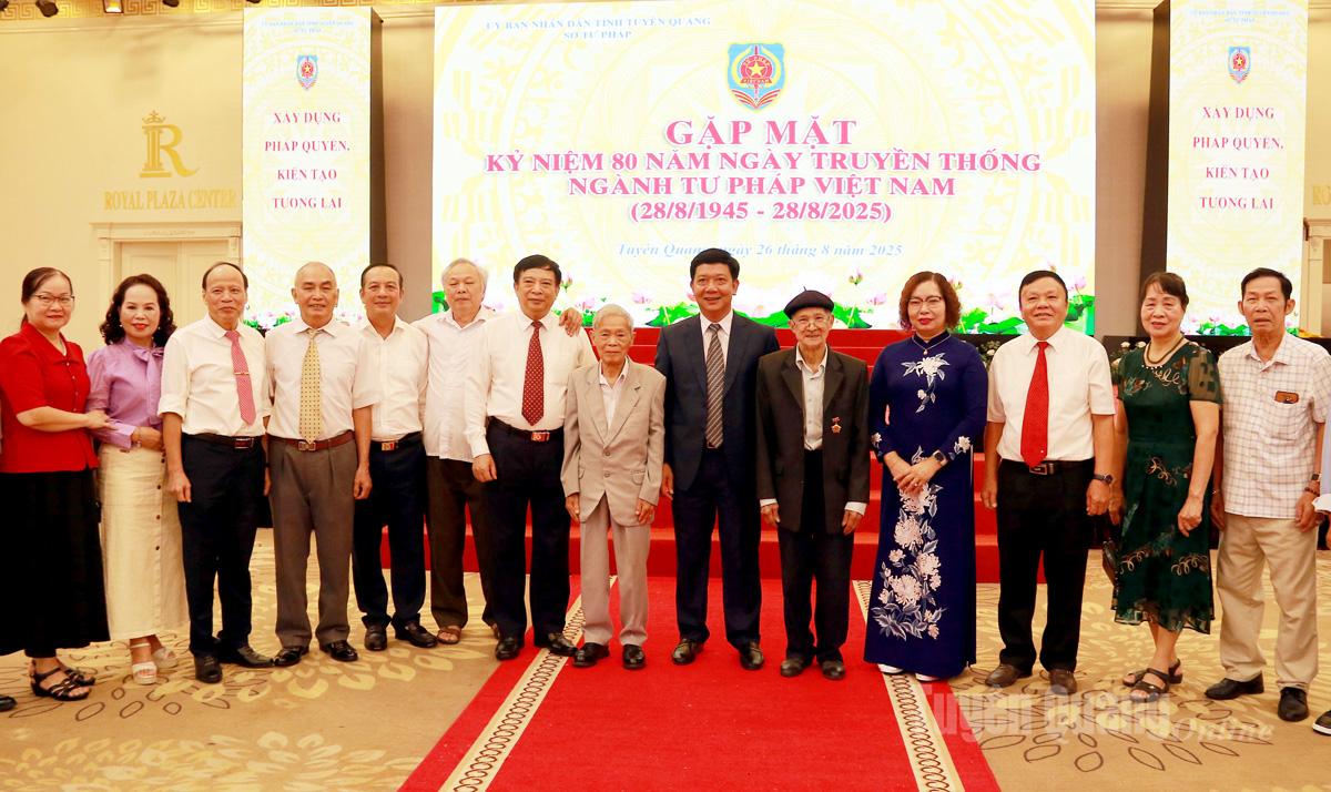 Đại biểu chụp ảnh lưu niệm tại buổi gặp mặt.