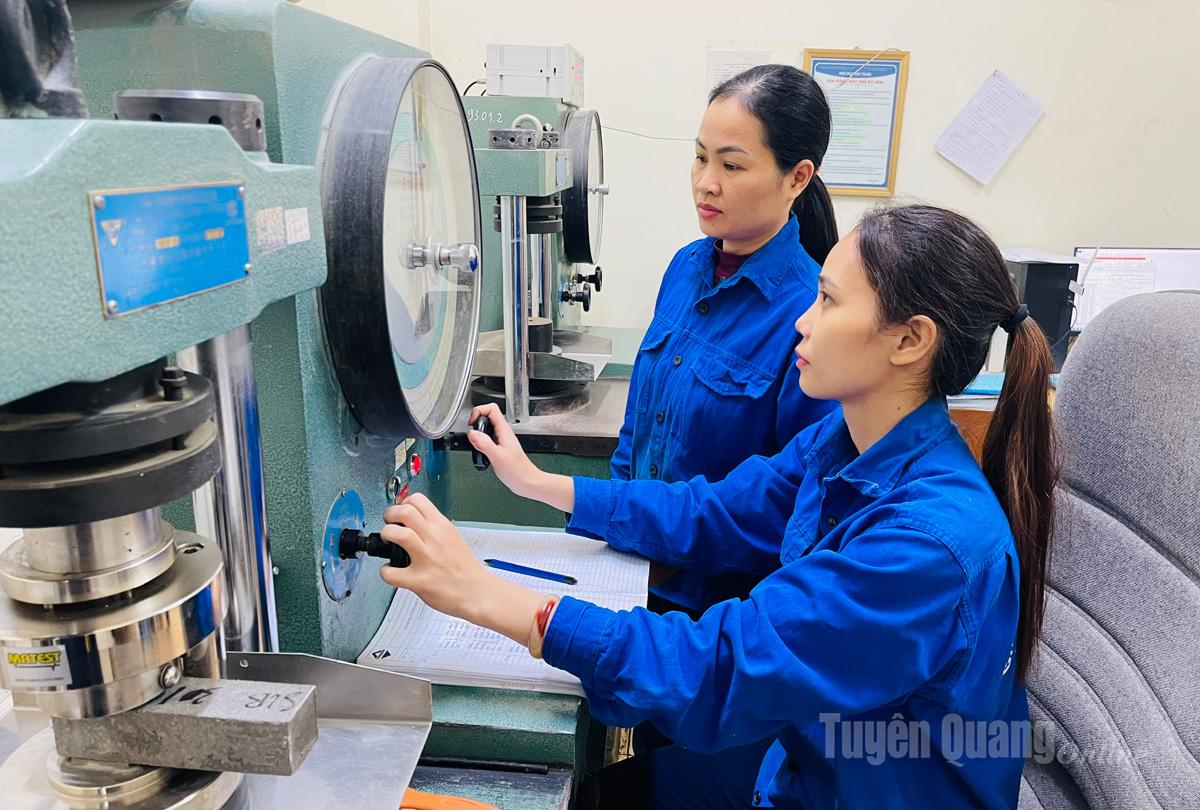 Nhân viên công ty kiểm định chất lượng sản phẩm.