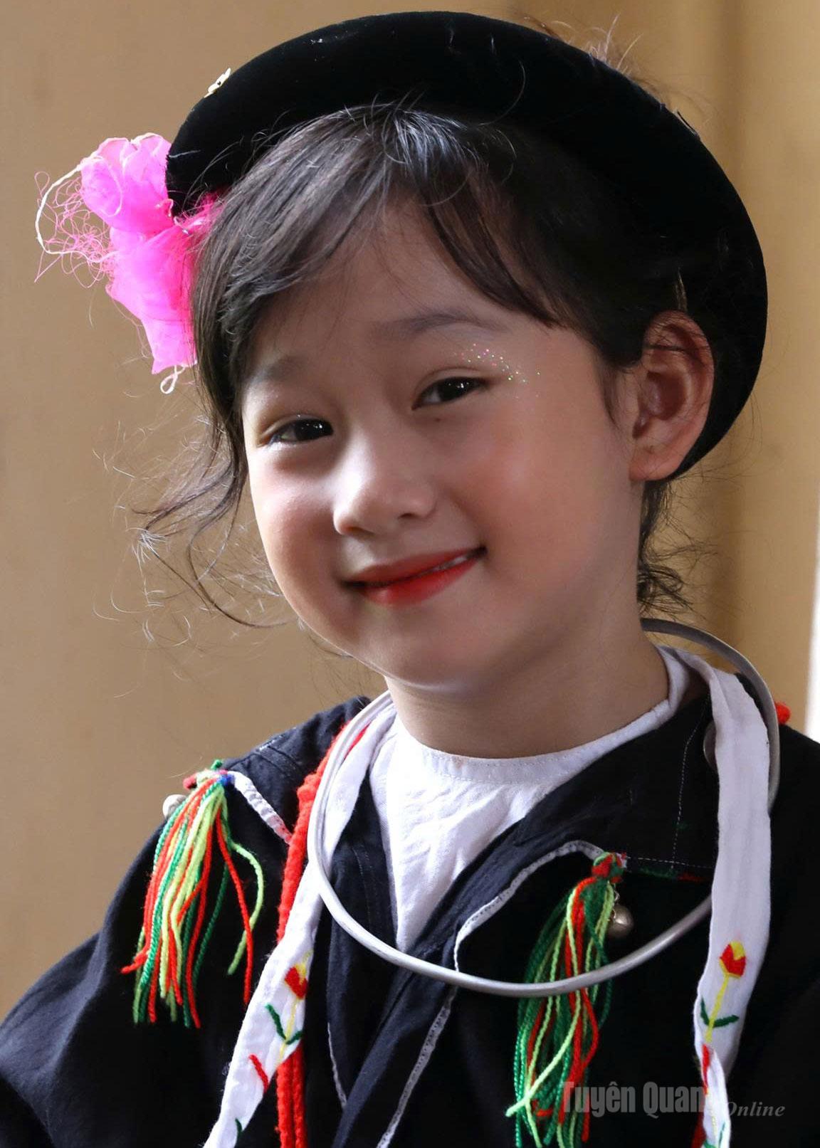 Nguyen Nhu Quynh, a 6-year-old, is passionate about singing Soong Co.