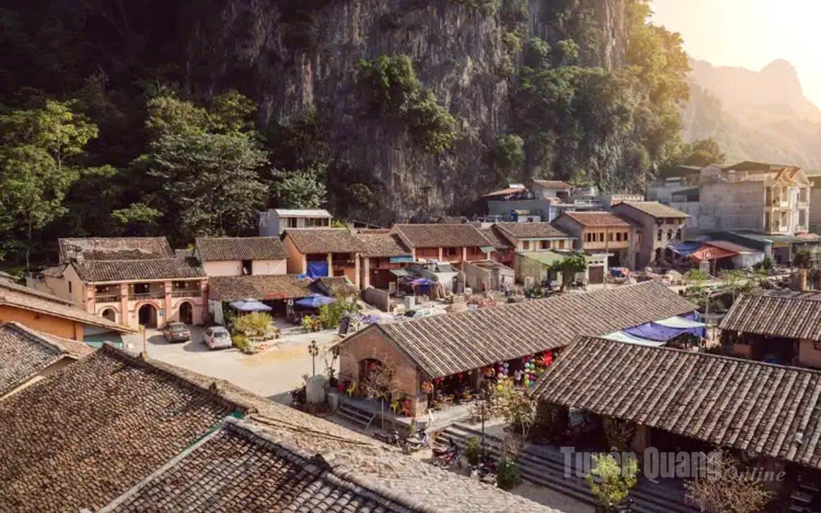 Những ngôi nhà cổ nằm san sát bên vách núi càng tôn thêm vẻ cổ kính. Ảnh CTV