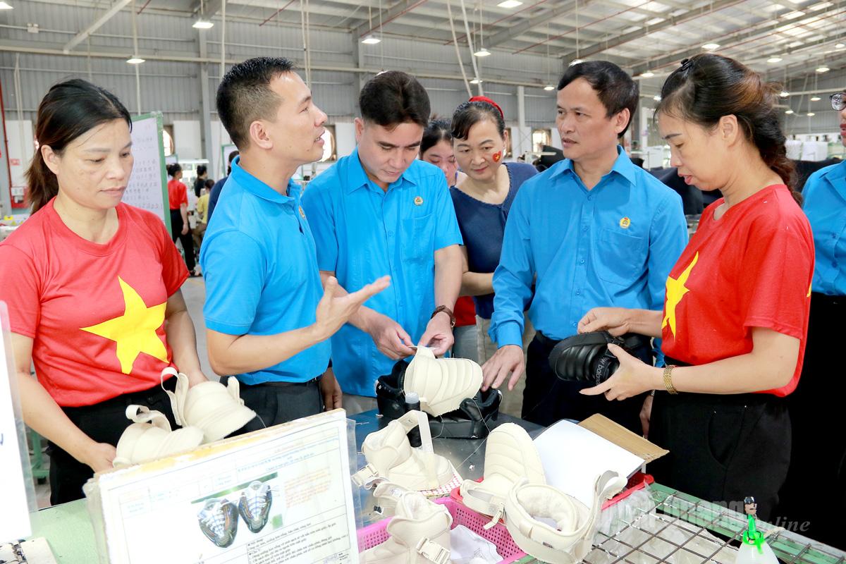 Đại biểu thăm quan khu vực sản xuất của Công ty TNHH sản xuất giầy Chung Jye Tuyên Quang.