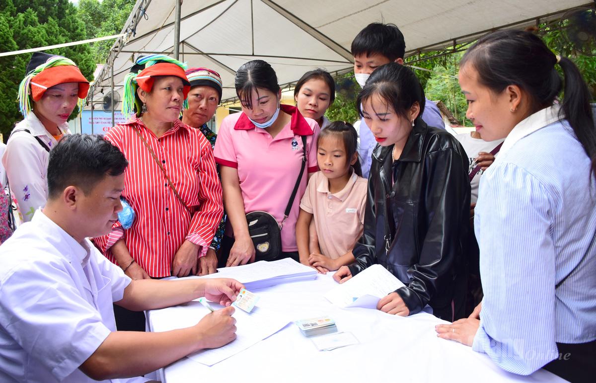 Local people carried out medical check-up procedures at Thanh Thuy Commune Health Station.