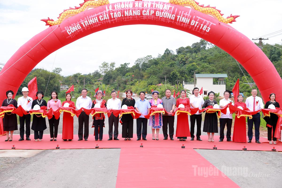 Các đồng chí lãnh đạo tỉnh thực hiện nghi thức cắt băng khánh thành Dự án nâng cấp đường tỉnh 183.