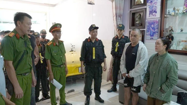 Các đối tượng bị bắt tạm giam.