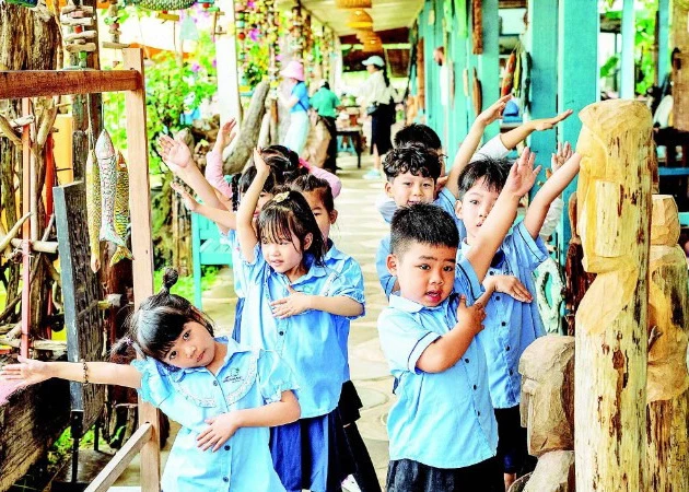 Các em nhỏ vui chơi ở làng Củi Lũ, phường Hội An Tây, thành phố Đà Nẵng. (Ảnh HIỆP NGUYỄN)