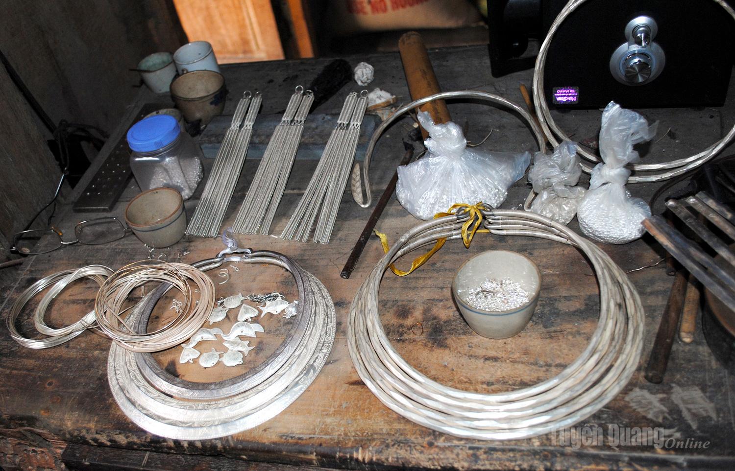 Today, with the application of modern machinery such as electric melting furnaces, rolling mills, and polishing machines, production has become faster and the products more refined.
