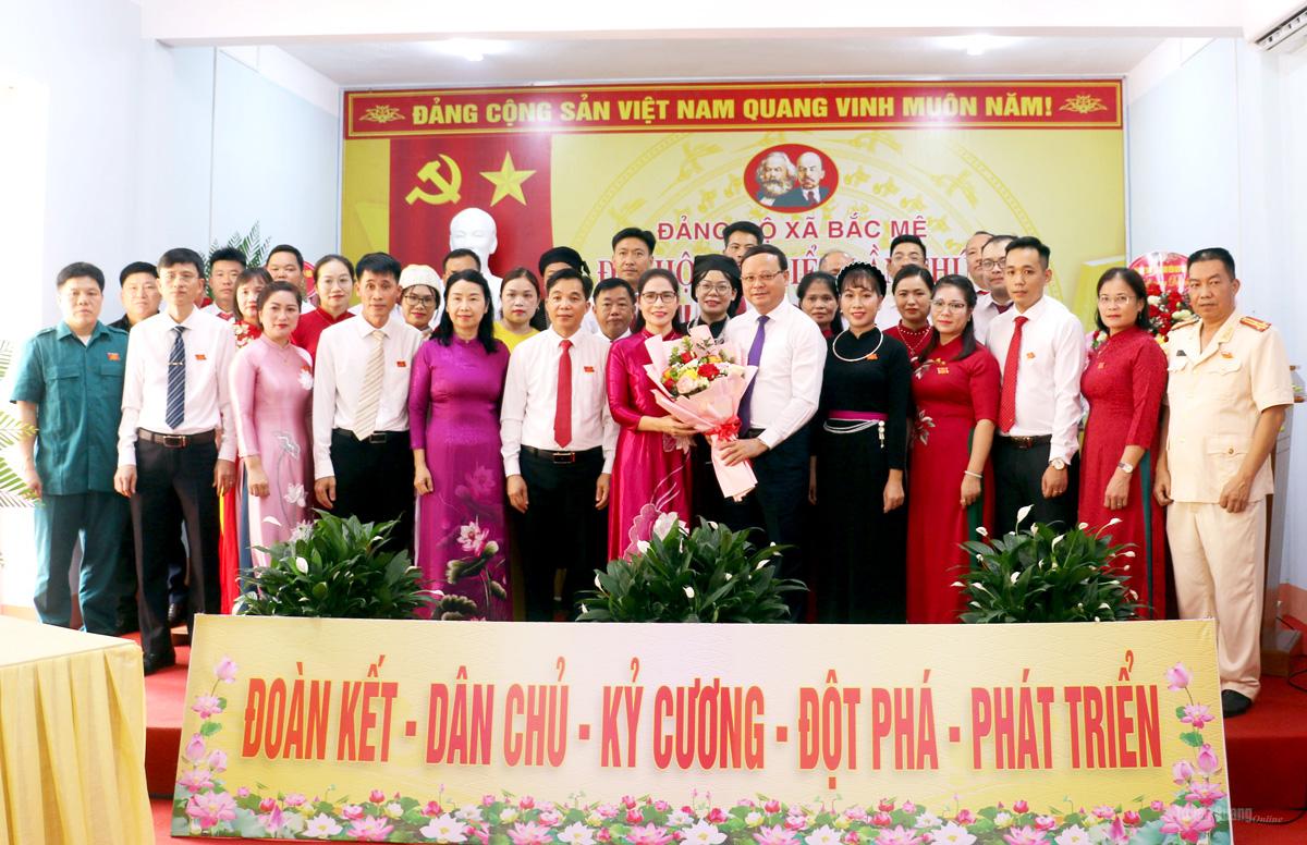 Đồng chí Phó Chủ tịch Thường trực UBND tỉnh Nguyễn Mạnh Tuấn tặng hoa chúc mừng Ban Chấp Hành Đảng bộ xã Bắc Mê, nhiệm kỳ 2025-2030. Ảnh: Hoàng Tuyến