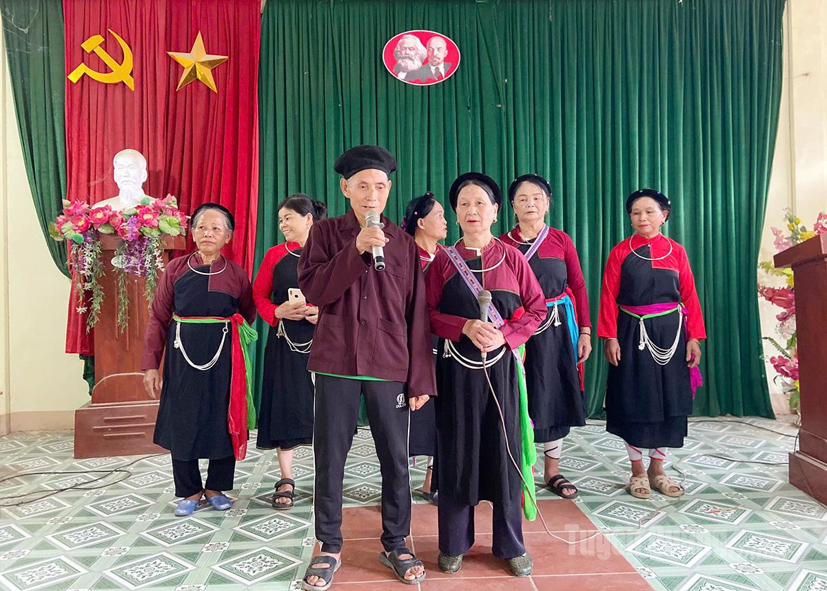 Các thành viên Đội văn nghệ thôn Thái Bình, xã Bình Ca tập luyện văn nghệ.