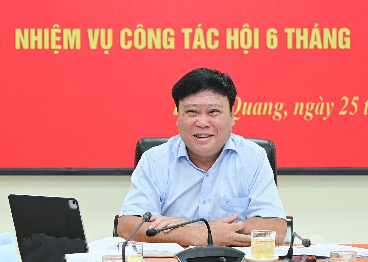 Đồng chí Mai Đức Thông, Ủy viên Ban Chấp hành Đảng bộ tỉnh, Tổng Biên tập Báo và phát thanh, truyền hình Tuyên Quang, Chủ tịch Hội Nhà báo tỉnh phát biểu kết luận hội nghị.
