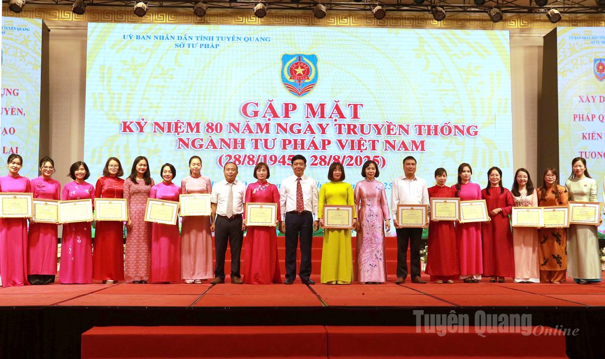 Lãnh đạo Sở Tư pháp tặng Giấy khen cho các tập thể, cá nhân có thành tích xuất sắc trong phong trào thi đua kỷ niệm 80 năm ngày truyền thống ngành Tư pháp Việt Nam.