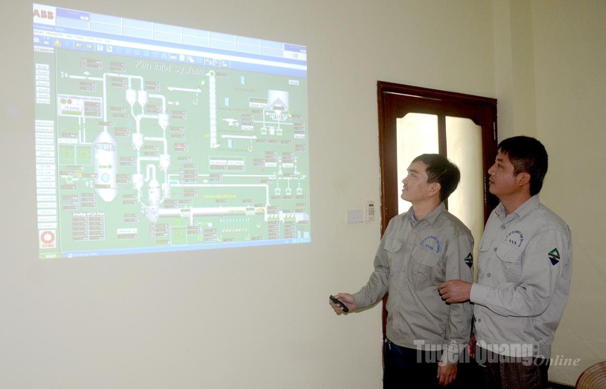 Công nhân công ty trình bày sáng kiến góp phần nâng cao năng suất, chất lượng sản phẩm.