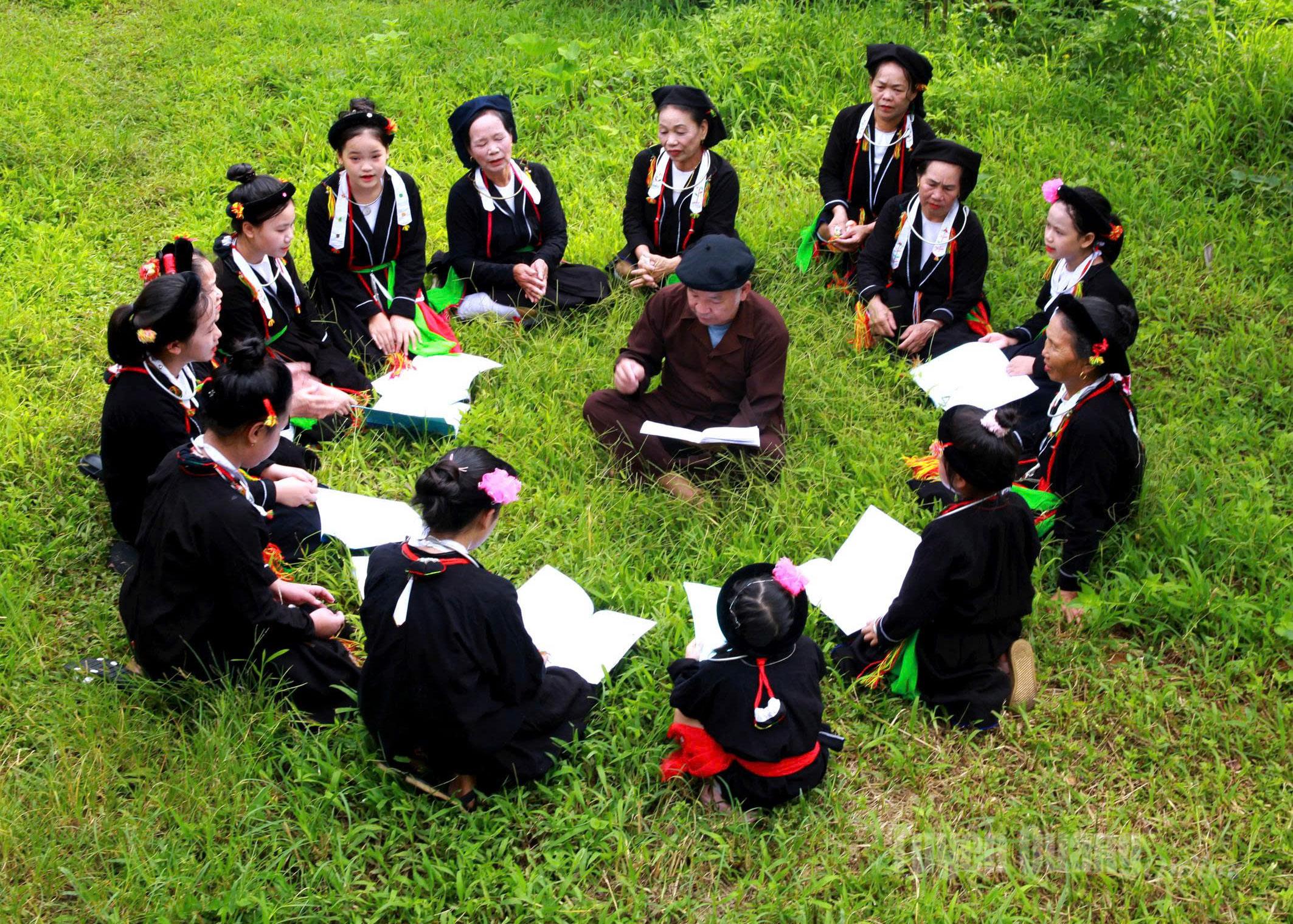 Children are taught Soong Co songs by artist Hoang Luc Thai.